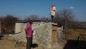 Se urcă pe beci pentru a vorbi la telefon. Oamenii spun că locuiesc în cel mai înapoiat sat